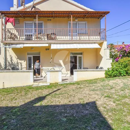 Flora Apartman