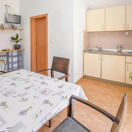 Flora Apartamento Pakoštane