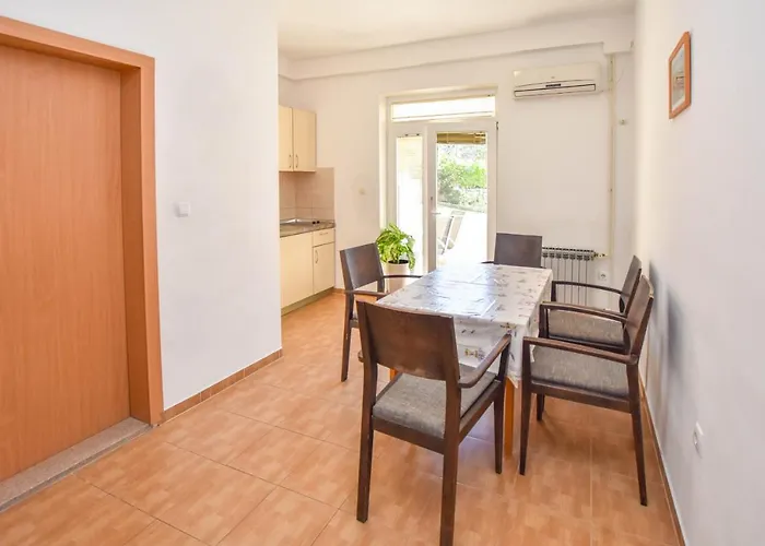 Flora Apartman Pakostane