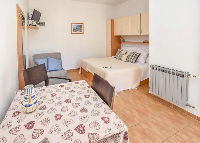 Flora Apartment *