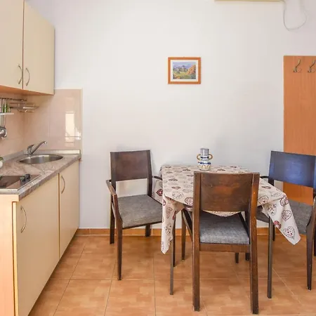 Flora Apartman