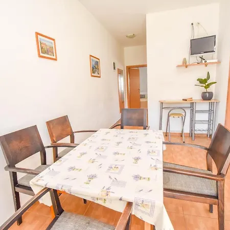 Flora Apartman